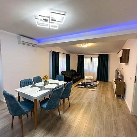 Zim Family Airport Apartment โอโตเปนี ภายนอก รูปภาพ