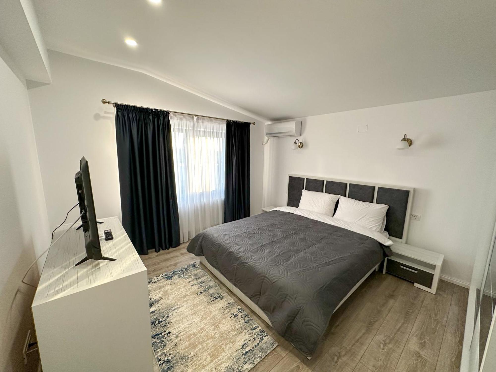 Zim Family Airport Apartment โอโตเปนี ภายนอก รูปภาพ