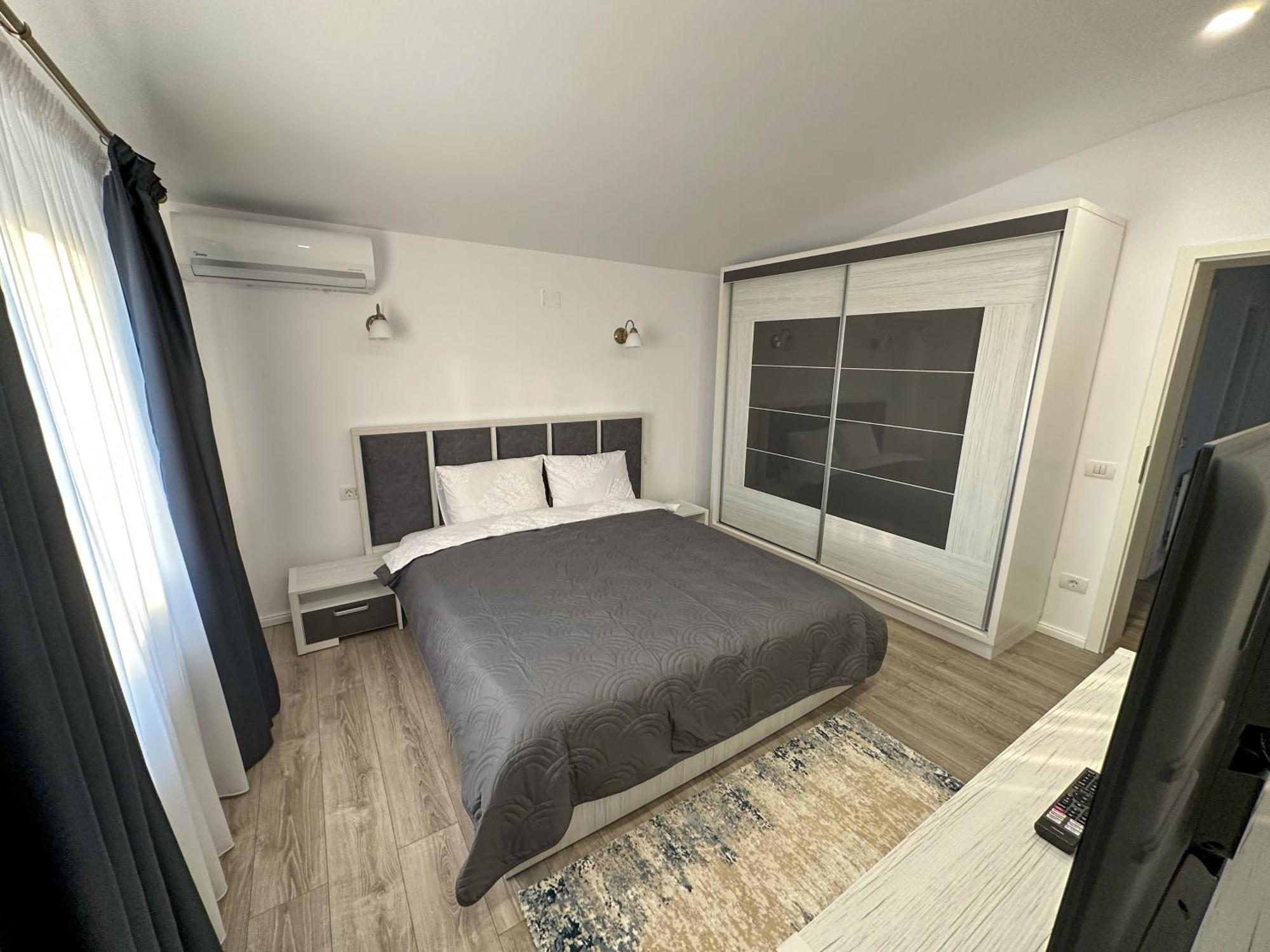 Zim Family Airport Apartment โอโตเปนี ภายนอก รูปภาพ