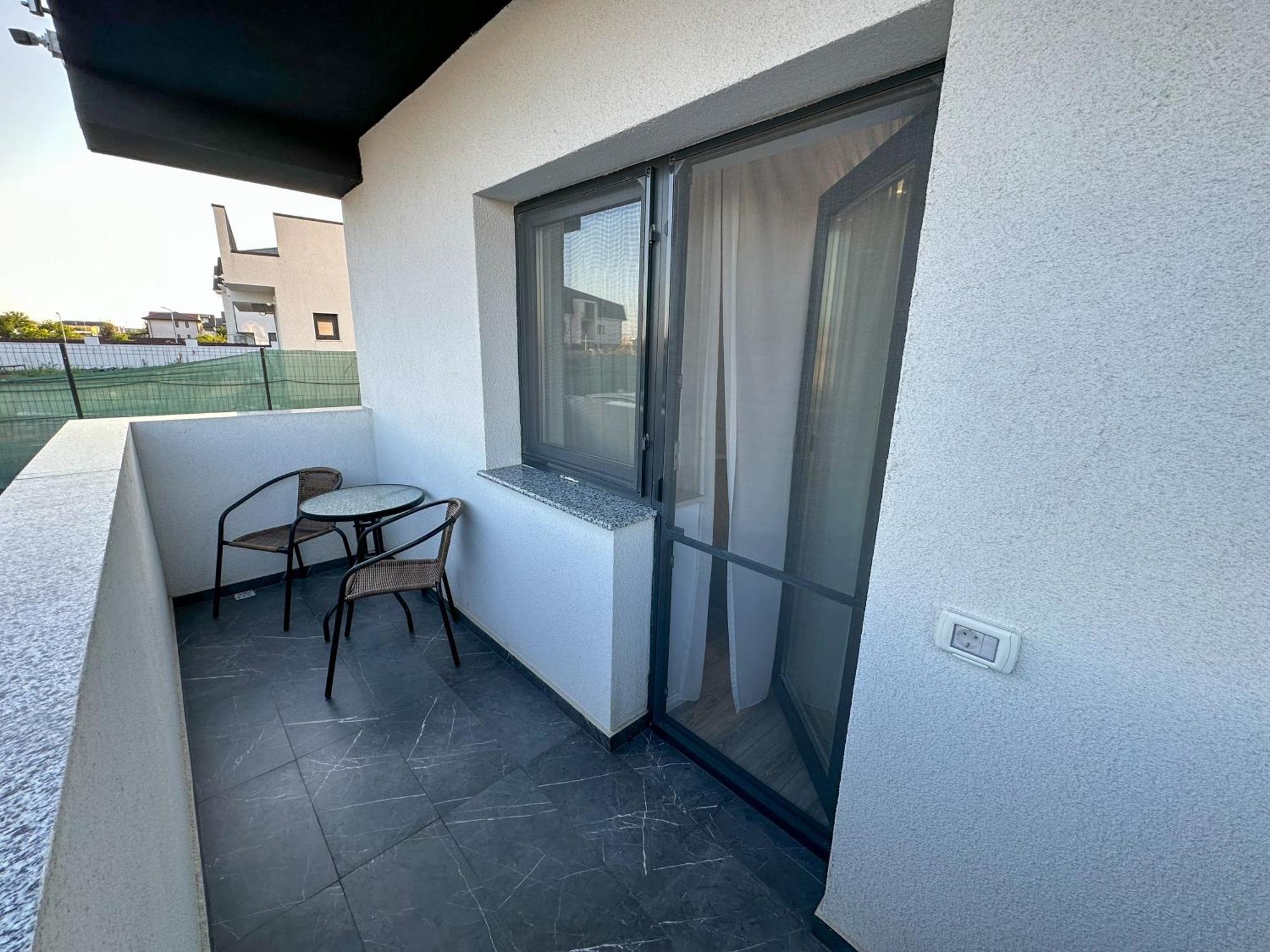 Zim Family Airport Apartment โอโตเปนี ภายนอก รูปภาพ