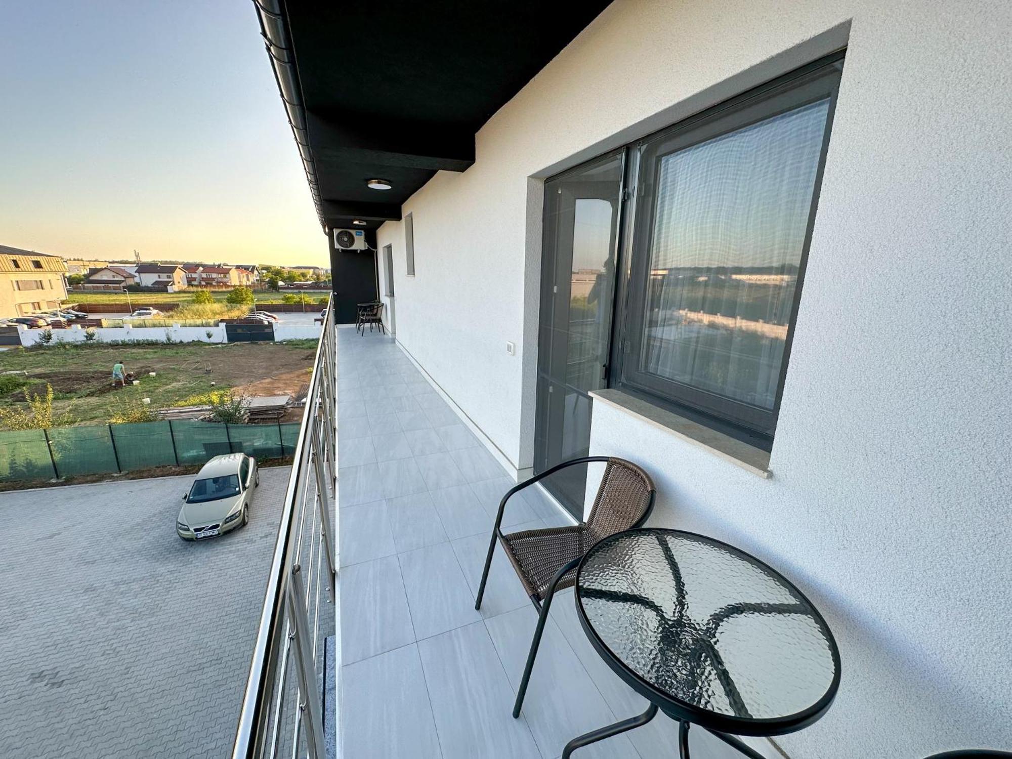 Zim Family Airport Apartment โอโตเปนี ภายนอก รูปภาพ