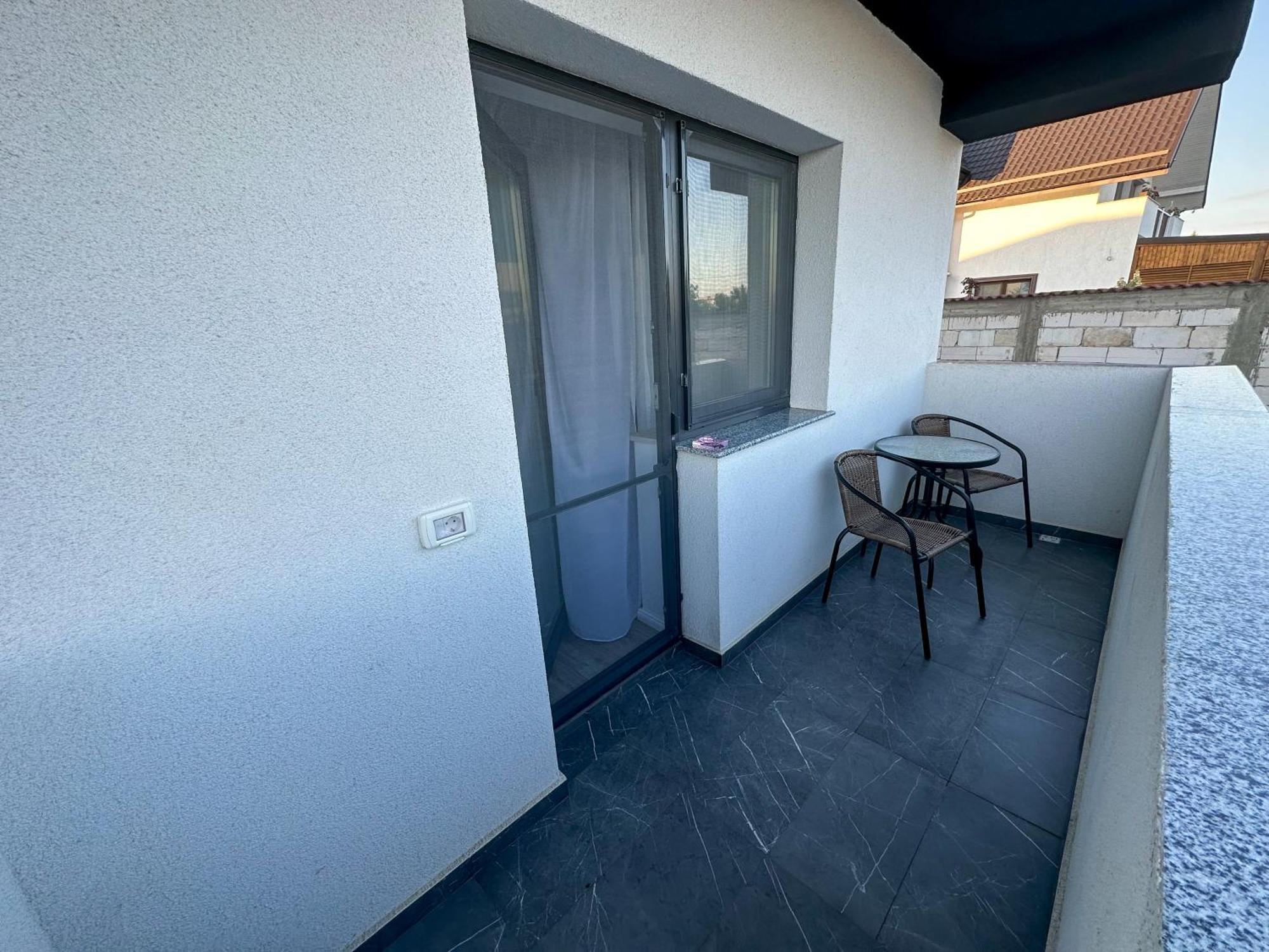 Zim Family Airport Apartment โอโตเปนี ภายนอก รูปภาพ