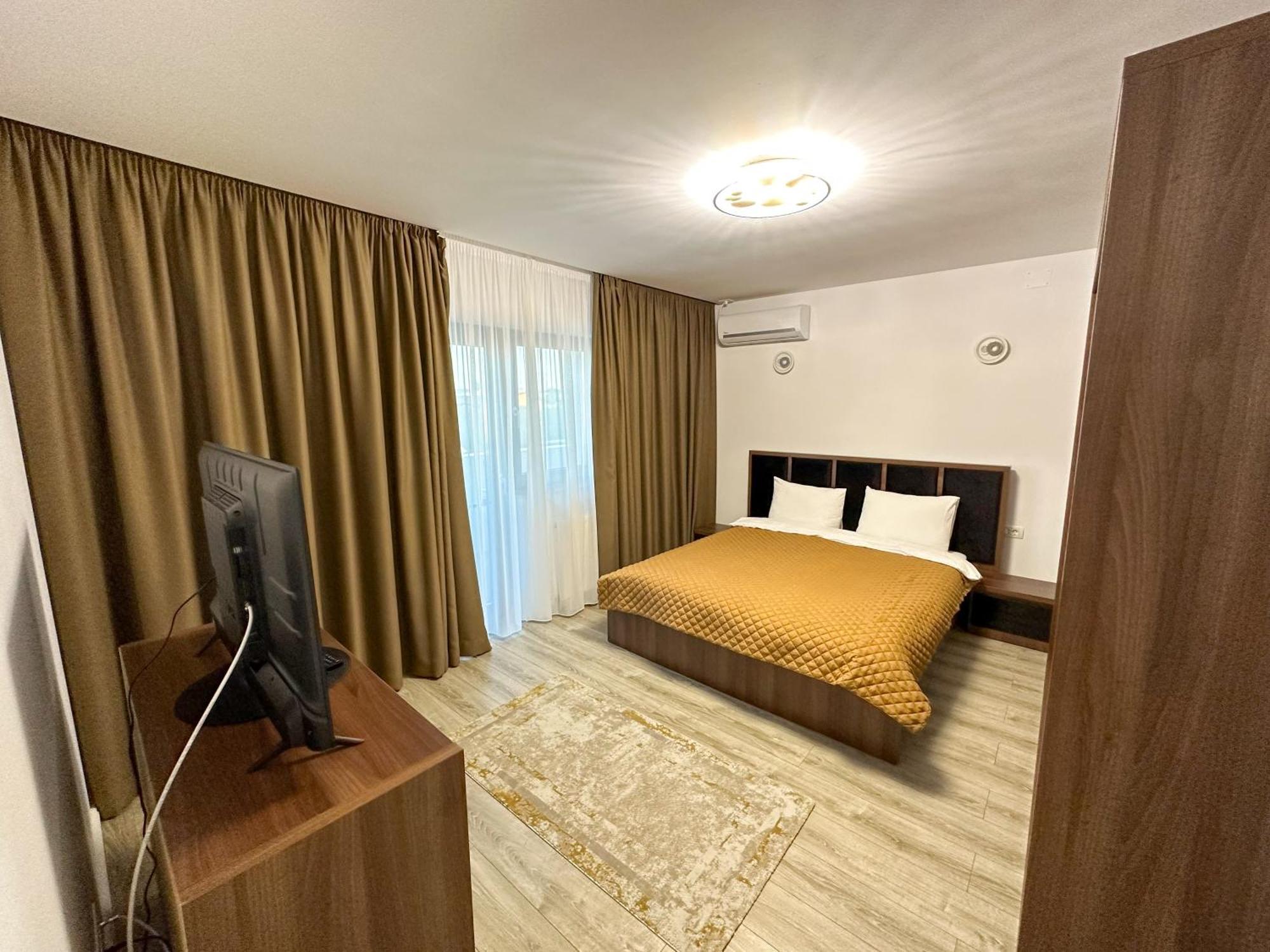 Zim Family Airport Apartment โอโตเปนี ภายนอก รูปภาพ