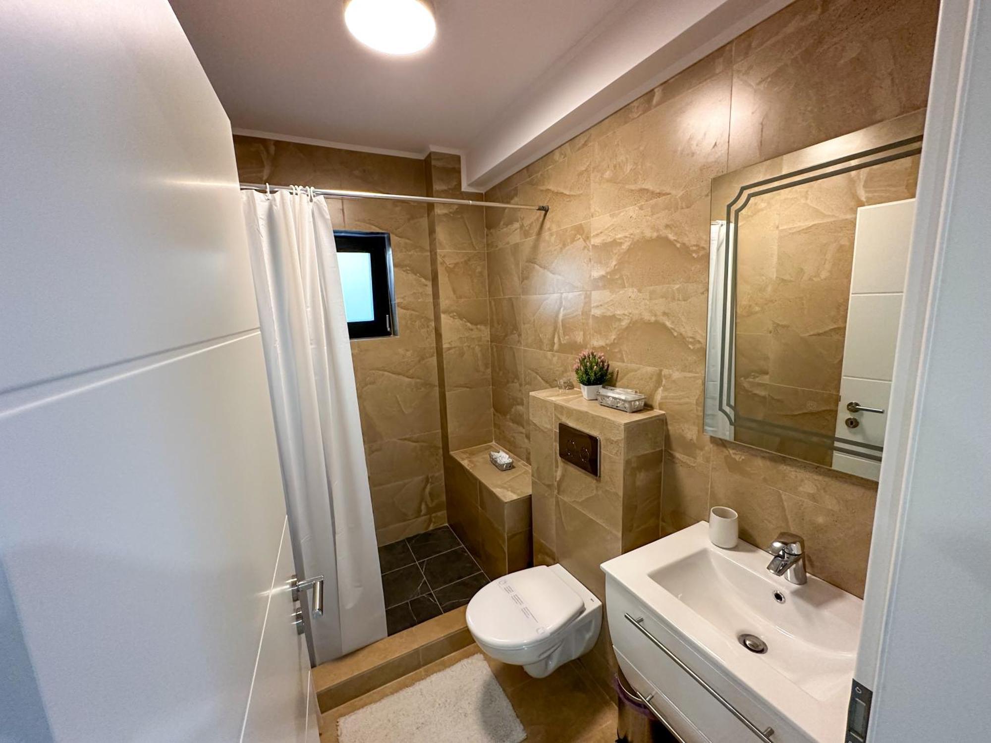Zim Family Airport Apartment โอโตเปนี ภายนอก รูปภาพ