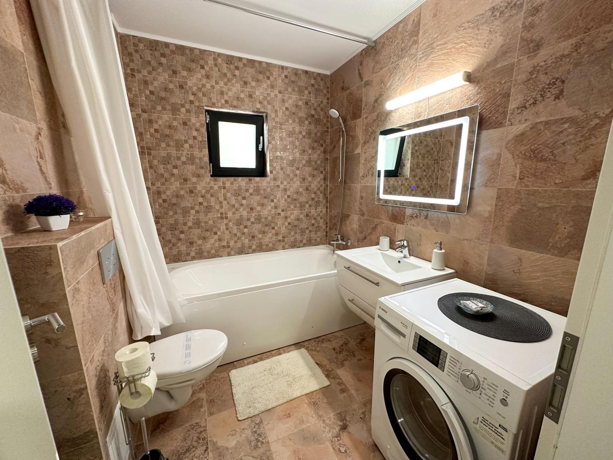 Zim Family Airport Apartment โอโตเปนี ภายนอก รูปภาพ
