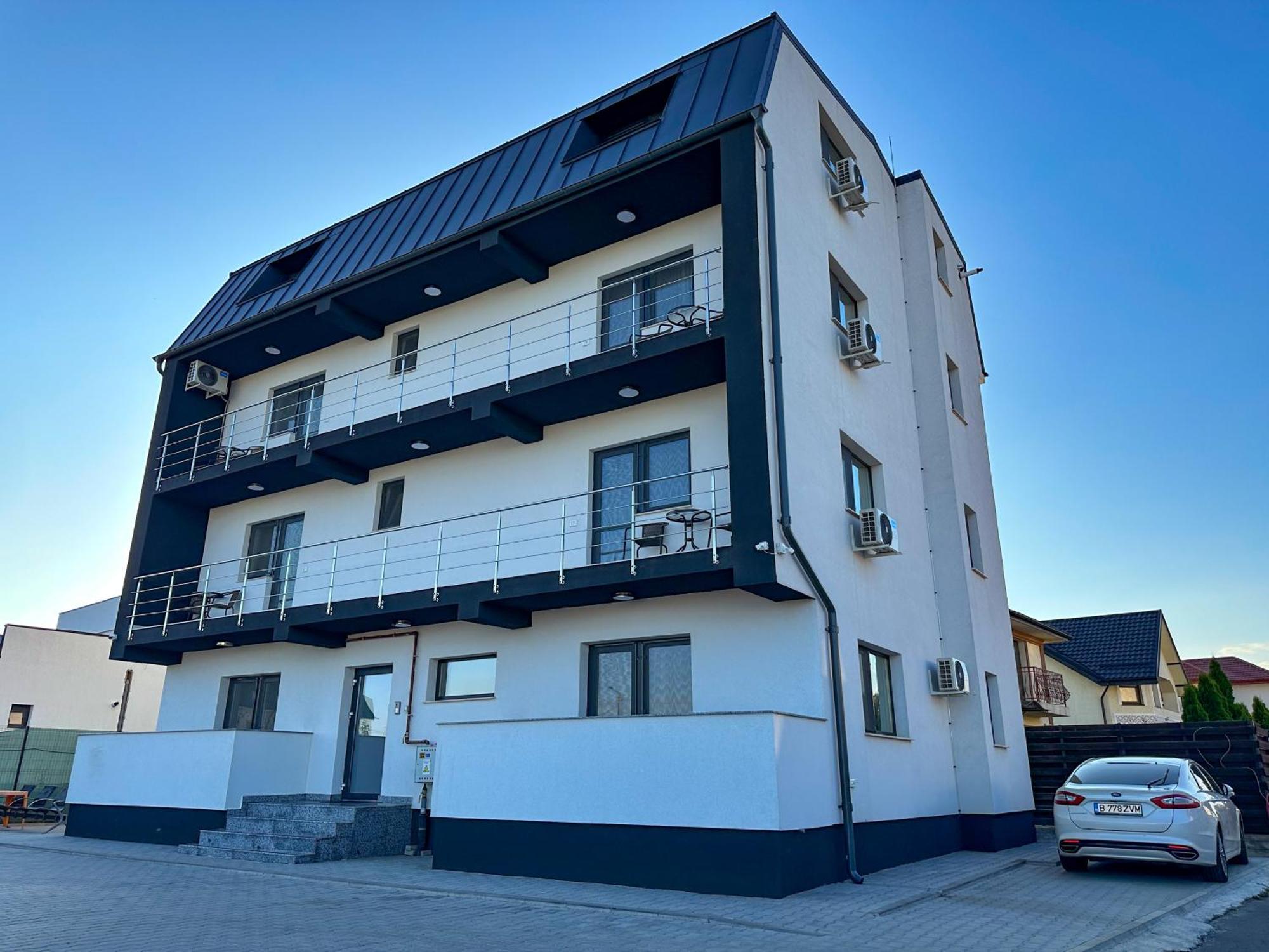 Zim Family Airport Apartment โอโตเปนี ภายนอก รูปภาพ