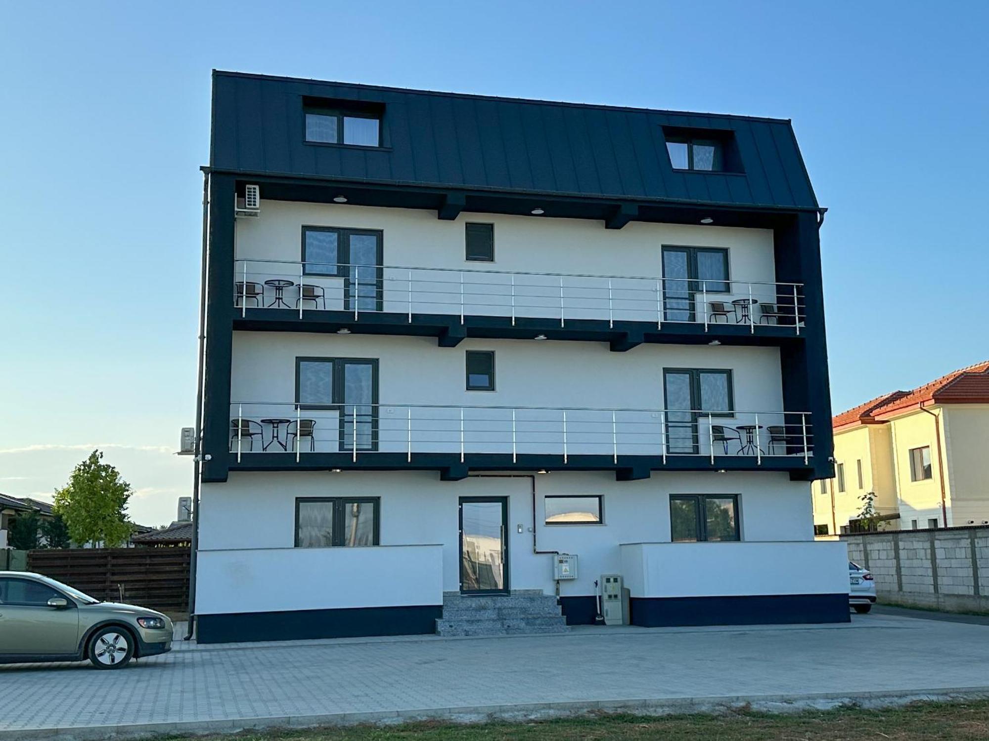 Zim Family Airport Apartment โอโตเปนี ภายนอก รูปภาพ